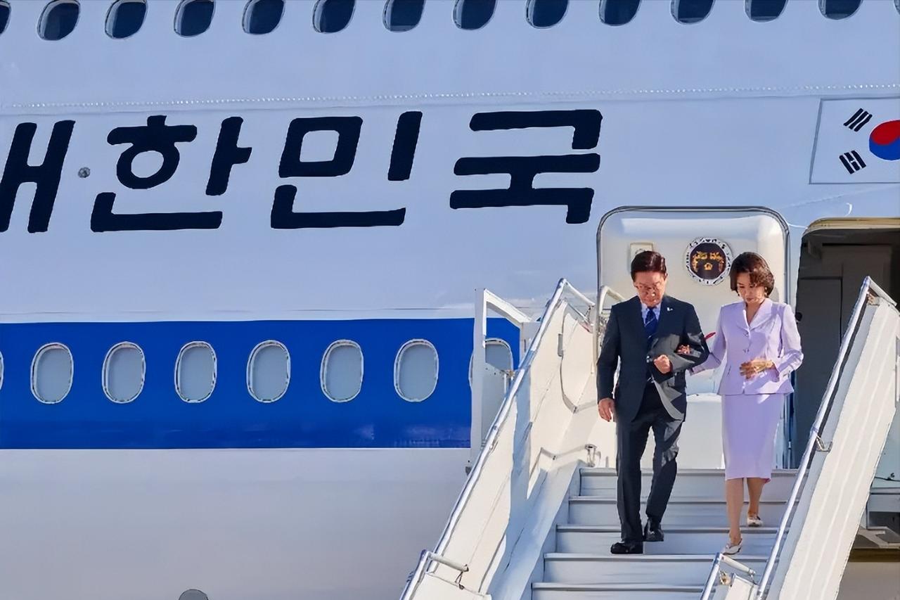 韩国第一夫人金惠景美到法国了！7月6日，韩国总统李在明携夫人金惠景来法国访问了
