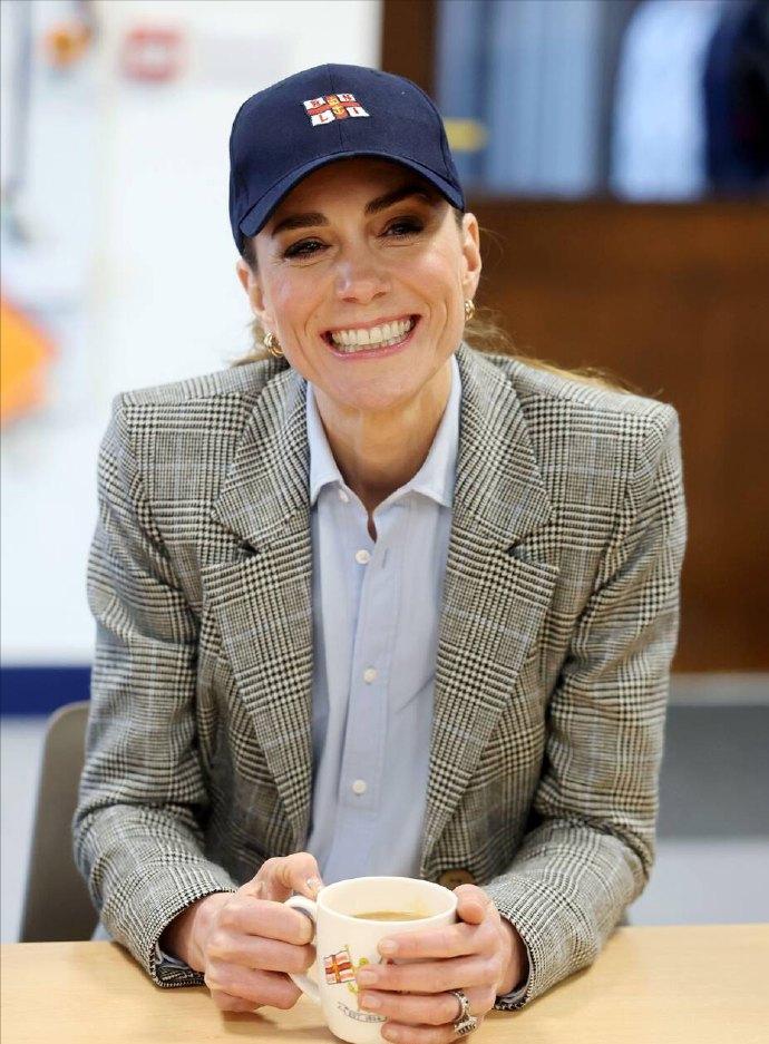 凯特王妃的这张笑容特写照抓拍得真是太好了，阳光灿烂，满满都是活力，太让人喜欢了！