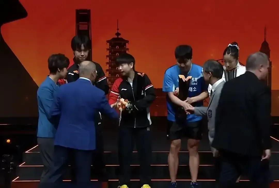 孙颖莎决赛那天右肩贴着肌贴，发球动作明显发紧，还是咬牙打满六局，最后2比4拿亚军