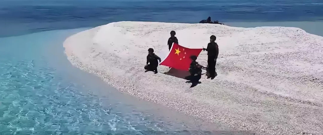 南海铁线礁对峙：中国水炮击穿菲船---什么？南海又出大事