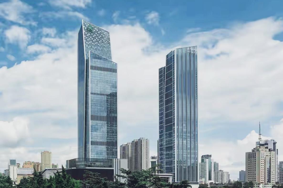 🔥2025年的昆明恒隆广场，真的太不容易！面对商圈内卷、消费分化，它逆势调整、