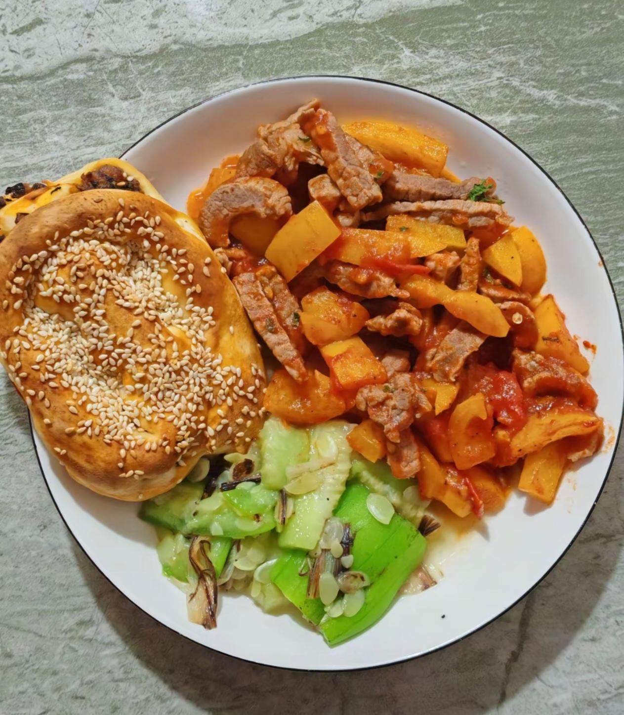 自己胡乱做的减脂餐，虽然卖相不算精致，但吃起来口感很不错。有番茄鸡蛋鲜面、蔬