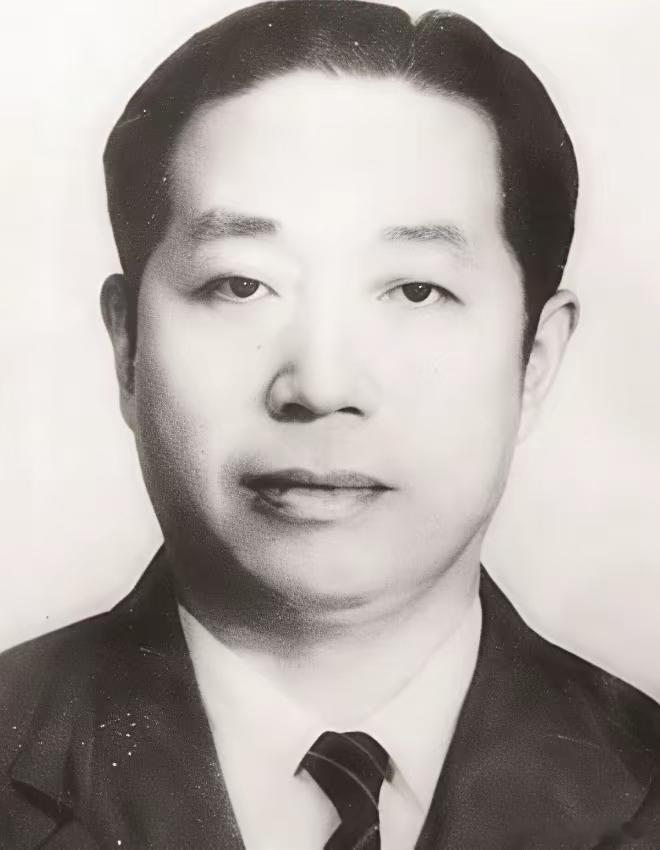 1945年，日本投降后，日军少将冈田决定将仓库物资交给地下党员华克之（化名张建