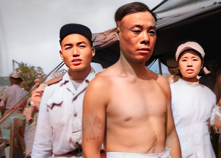 1953年，被美军割掉耳朵后的志愿军战士，留下的一张珍贵老照片，仔细看他的右臂上
