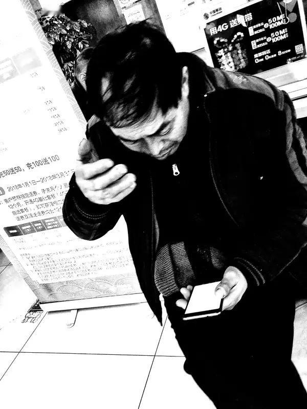 老张炒股赚了40万，当晚没忍住发了条朋友圈——配了杯红酒，文案“运气不错”。