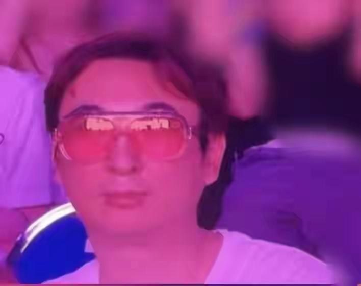 王健林日子不好过，但王思聪的日子还是很舒坦，去看Lisa和jisoo表演，他坐在