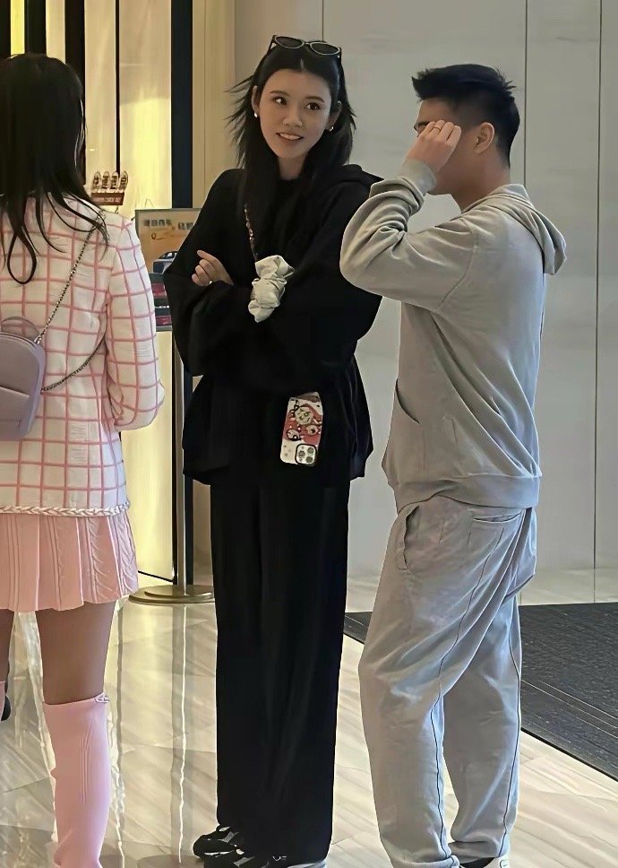 奚梦瑶与丈夫在澳门偶遇，她那高挑的身材和大长腿格外引人注目。