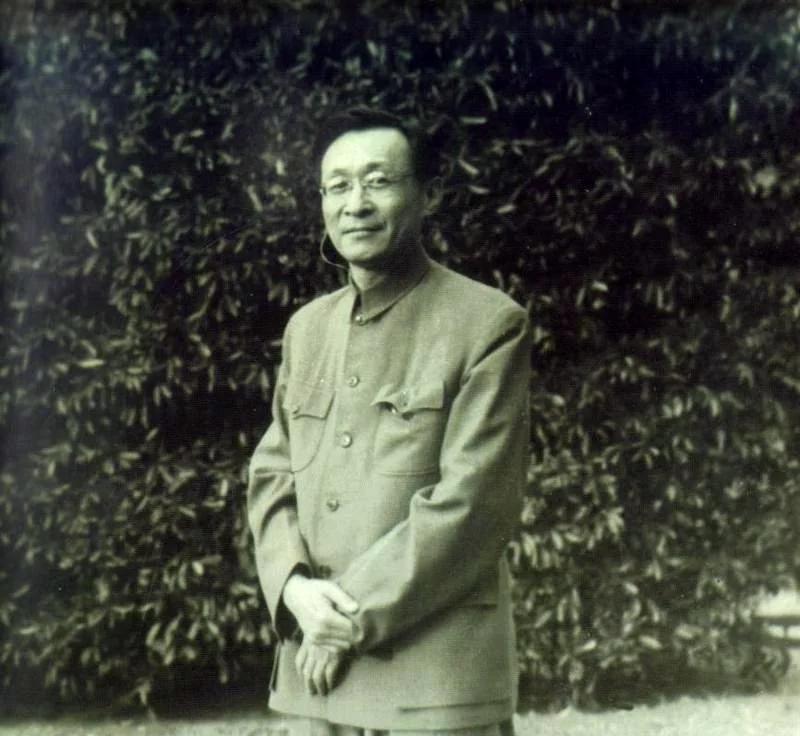 1974年1月25日凌晨，王稼祥在病榻上最后一次睁开眼睛，紧紧握住妻子朱仲丽的手