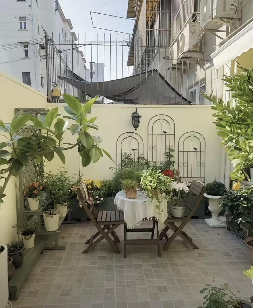 小刘买了套90年代临街一楼，带个小院。中介说这房没人要，挂了半年才出手。他花52