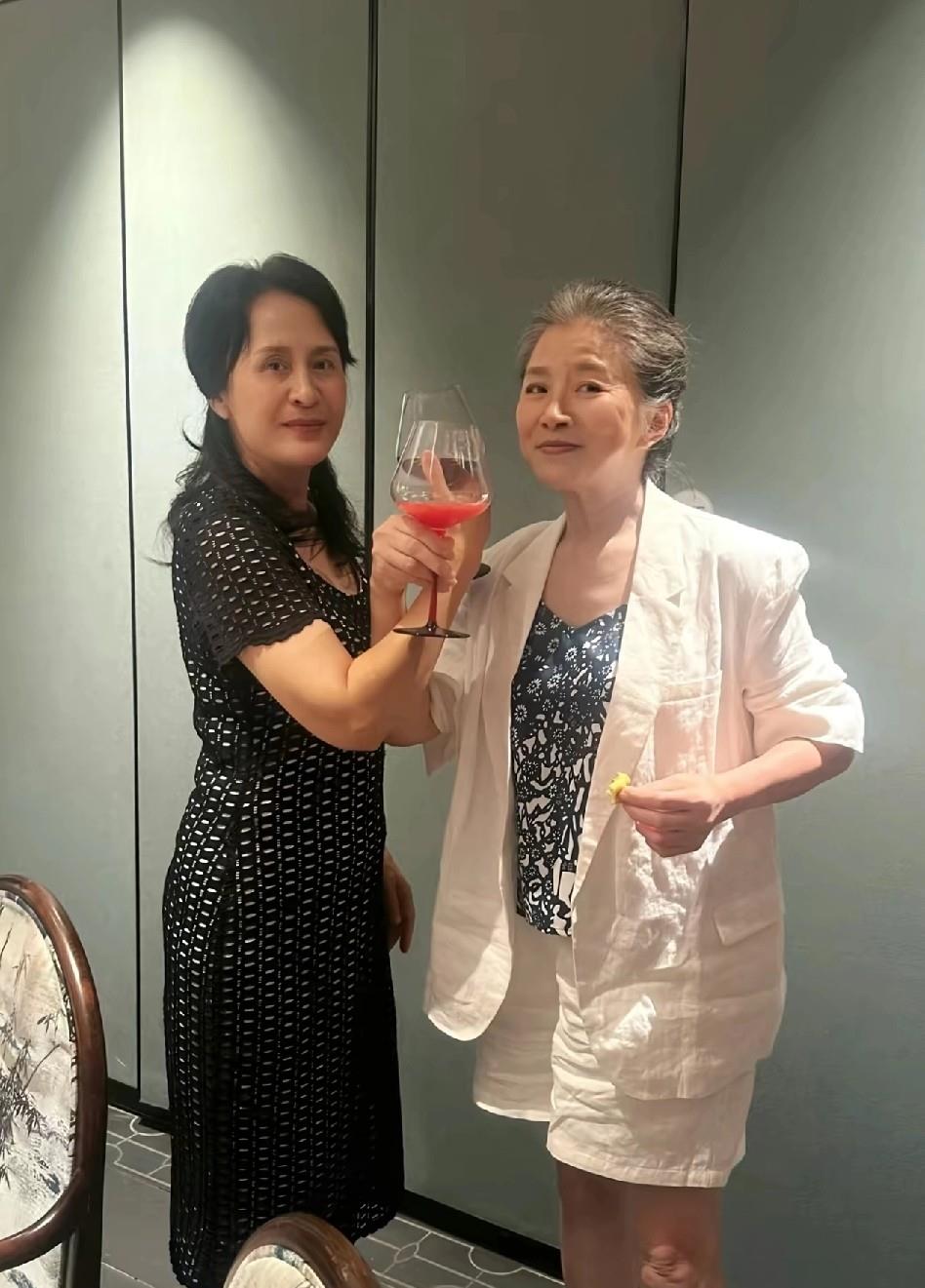《生万物》“大脚娘”和“铁头娘”喝起了交杯酒，这一刻，不仅仅是演员与角色的关系在