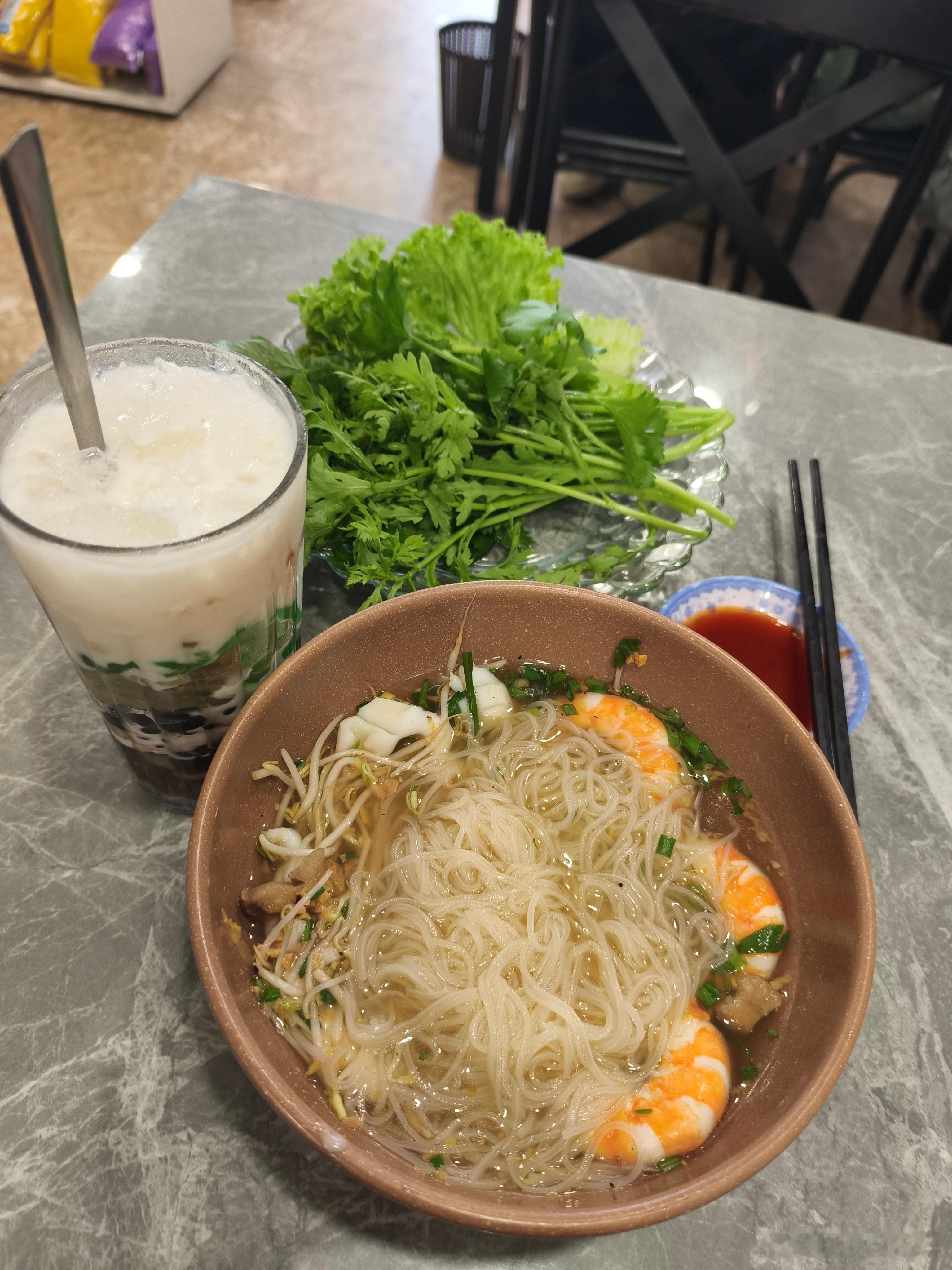胡志明小饭馆一人食:简单吃个草[doge]，确实不太知道自己实际在吃什么喝什么…