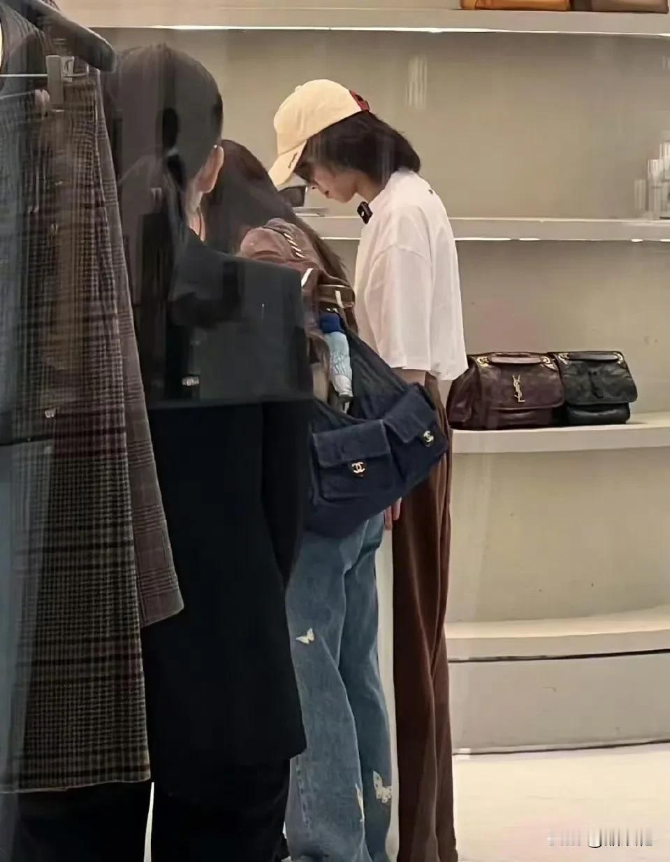 昨晚万万没到，在海口免税店逛街，竟然能偶遇到华晨宇！听说最近他在这边开演唱会，