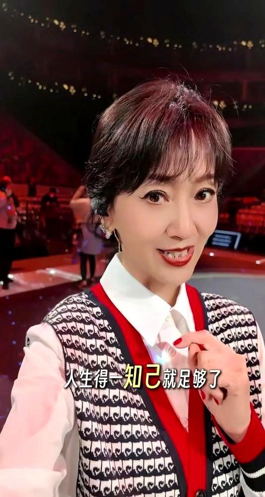 女星驻颜的两种路子差好大！刘晓庆早年做过光动力嫩肤、除皱针，面部表情变得