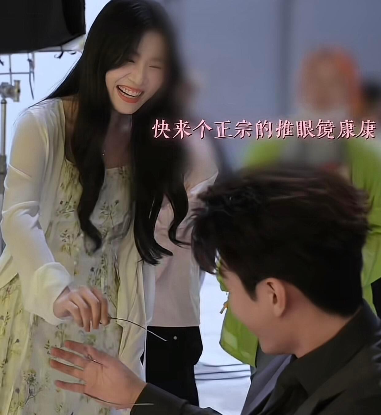 完全放飞自我了的两个人片场两人太欢乐了哈哈哈卢昱晓还学代旭推眼镜！放飞自我拍照好