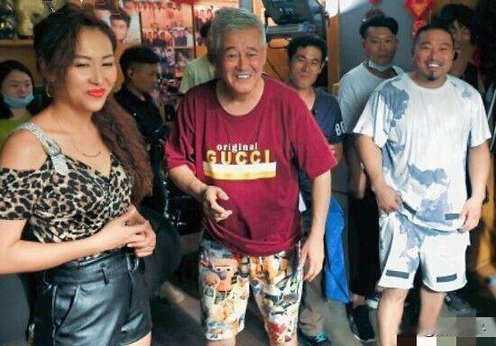 赵本山近况曝光！退圈不工作了！近日，赵本山女儿球球在直播中透露了本山大叔的近况