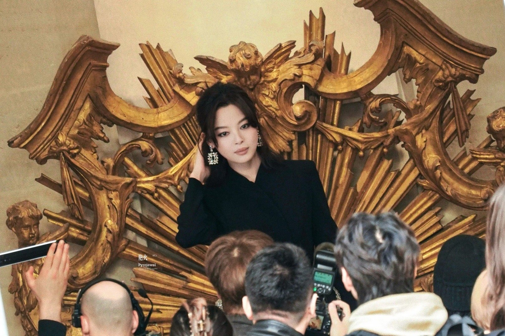 辛芷蕾巴黎时装周新造型辛芷蕾：我随便穿穿。巴黎：你随便穿穿，我认真跪跪。