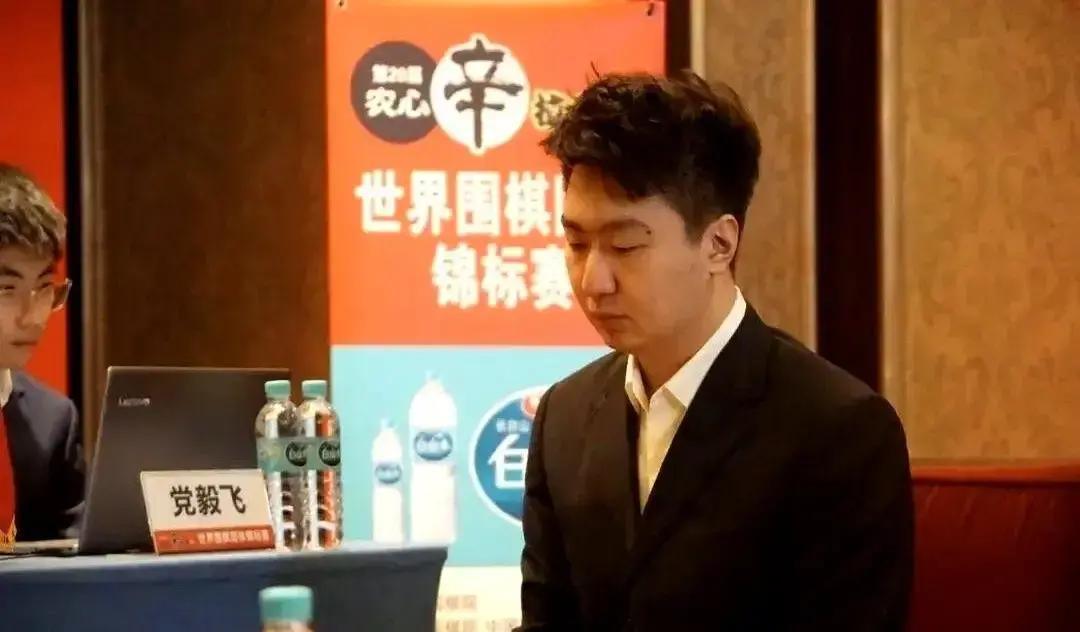 就输了半目。真的，就半目。这口气就堵在胸口，不上不下的。你没法说党毅飞下得