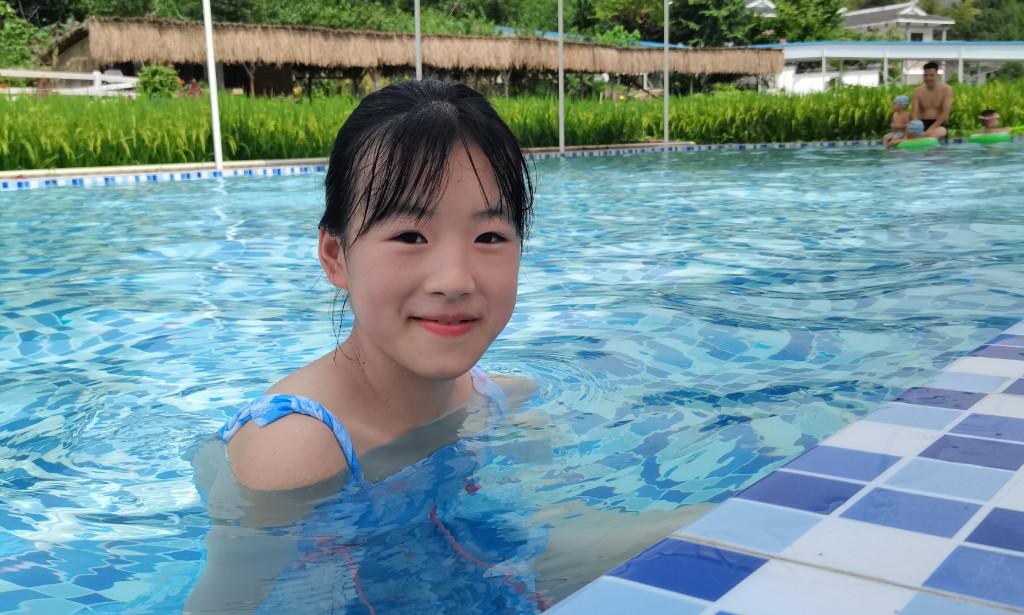 这个女子有多宠她的丈夫？竟然在游泳馆内偷拍多名女生洗澡并发给其丈夫欣赏，更可笑的