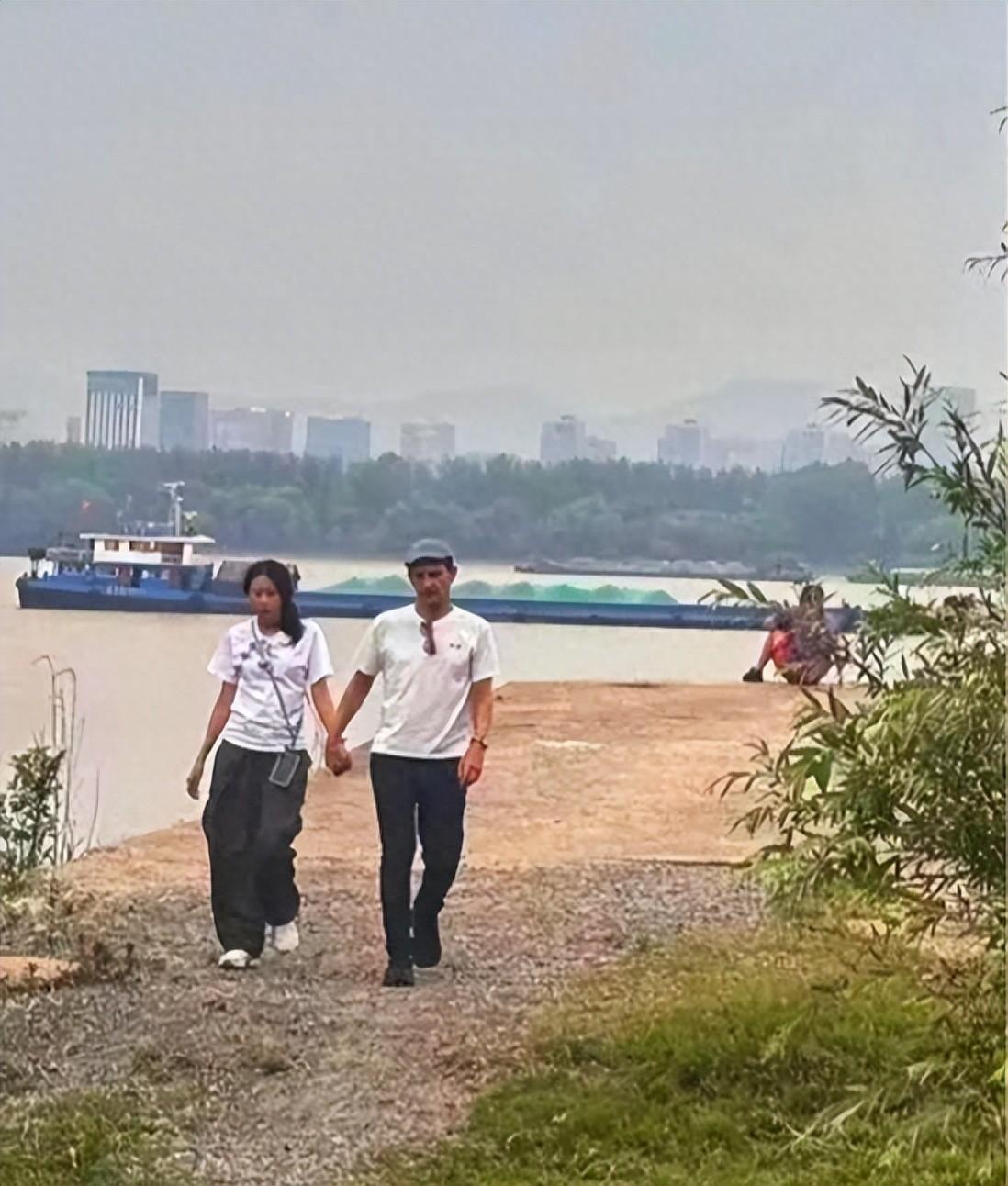 莫文蔚夫妇南京江心洲浪漫漫步，爱情如童话照进现实！宝子们，娱乐圈又撒糖啦！20