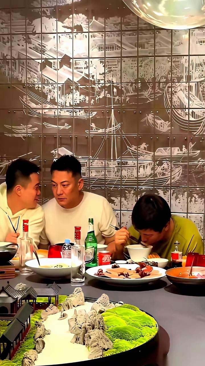 就因为一段吃饭视频，张雪峰被不少人指着鼻子骂吃相难看、不懂规矩。众人推杯换盏