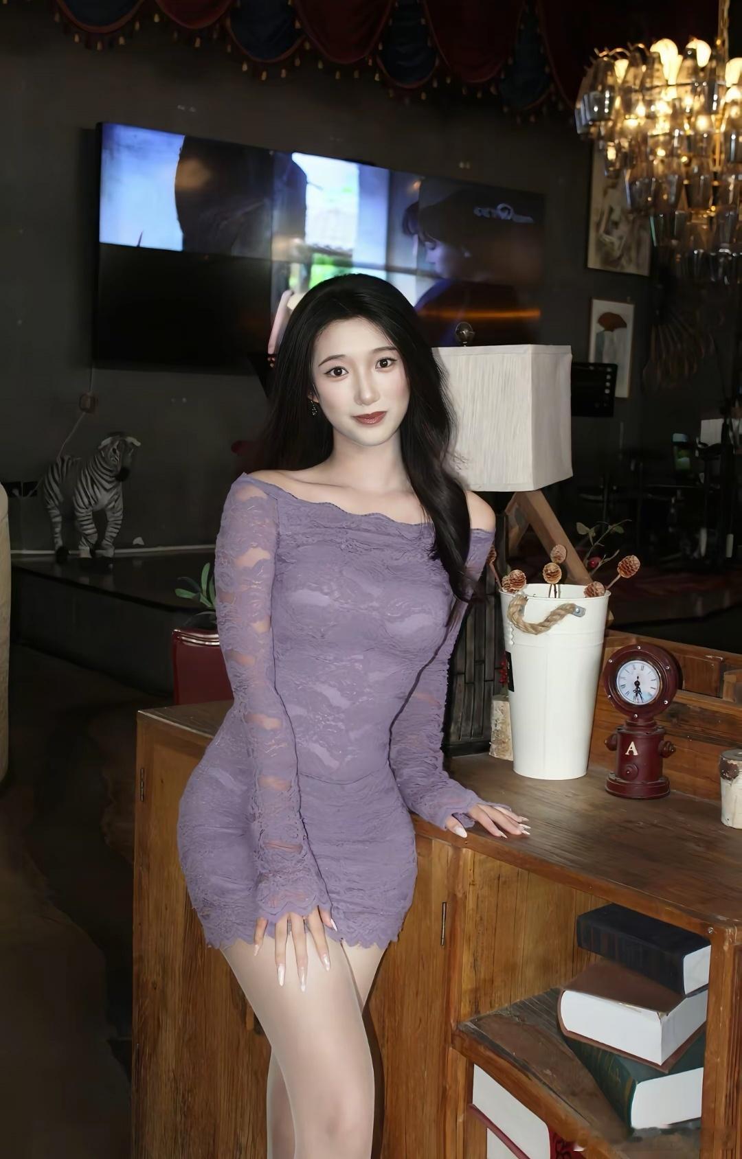 穿衣搭配紫色连身裙，一字肩美女精彩人像​​​
