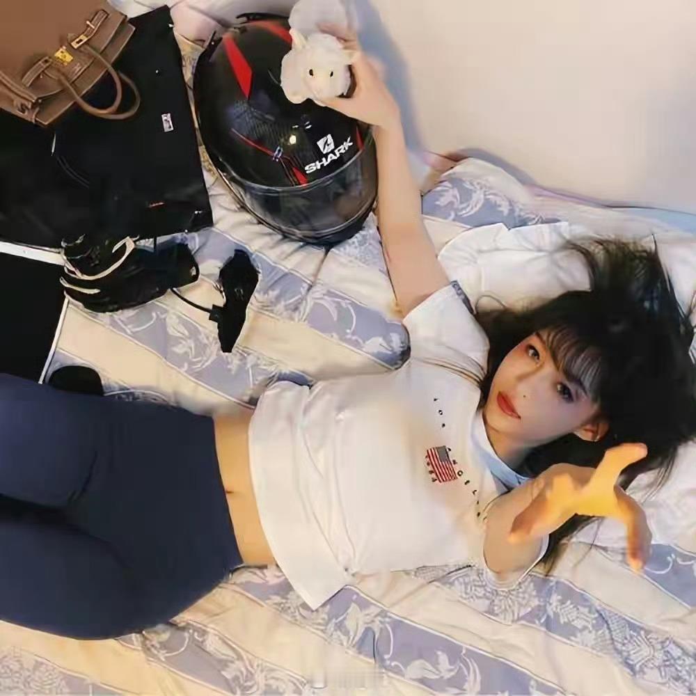 痞幼9年前旧照曝光！从内衣店主到机车女神，青涩与张扬变化好大