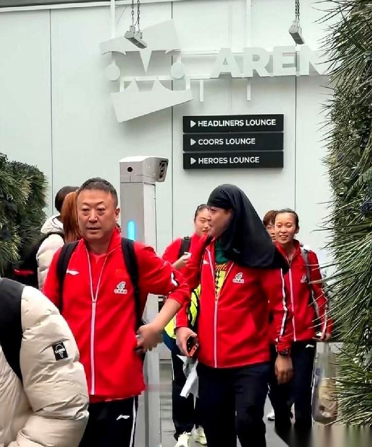 国乒教练邱贻可，这次在伦敦算是彻底放飞了。一张照片传回来，队员们隔着屏幕恐怕都