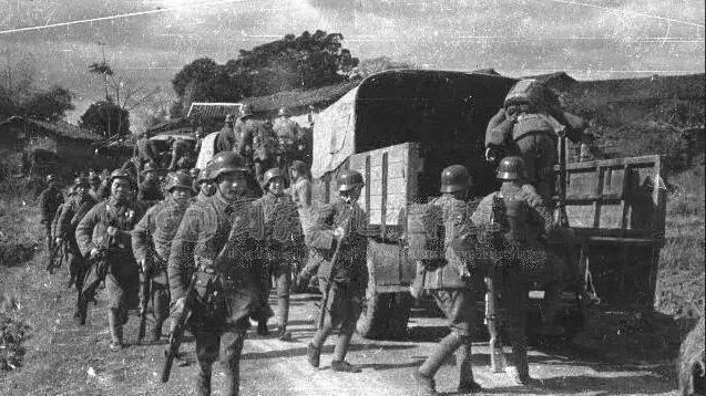 1946年冬，国军少将韩铭远私放四百战俘，顶死罪劫军火库发还卡宾枪，副师长摔杯未