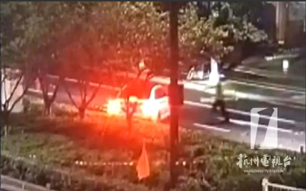 凌晨，杭州一男子酒后开车碰上交警查车，慌忙踩油门逃跑。不料一头扎进断头路口，无奈
