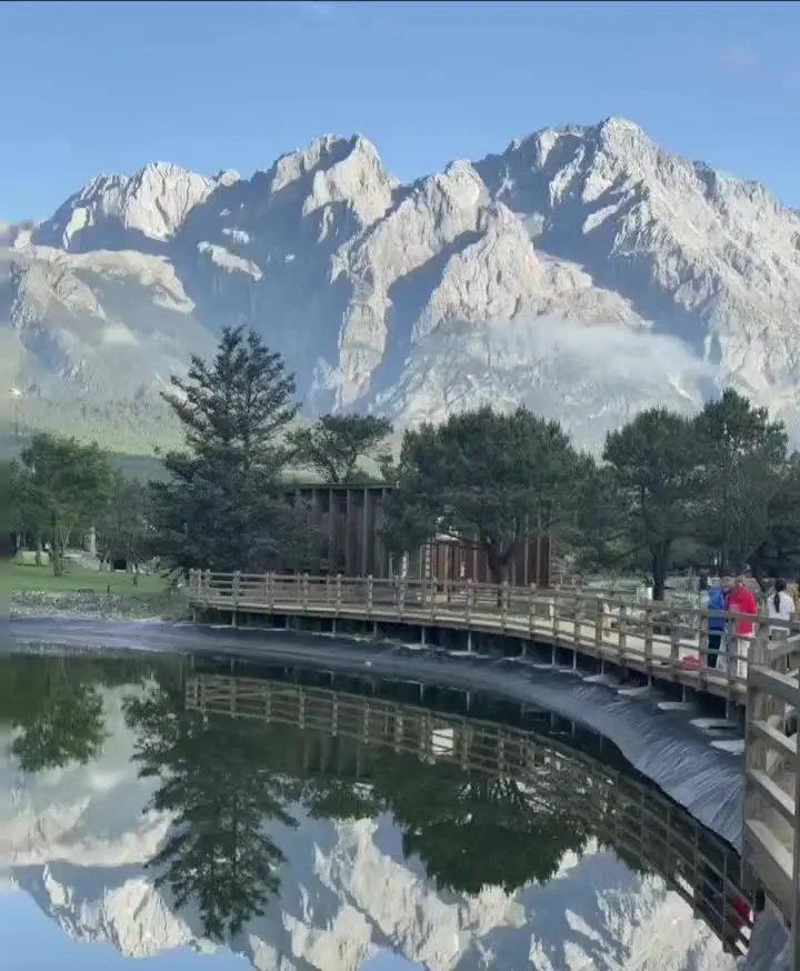 云南成年轻人暑期出行避暑胜地民宿里一半人是“躺平组”，在丽江古城找个咖啡馆坐一下