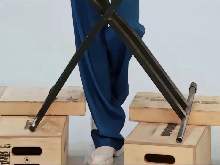 笑死了，别人是嫌弃自己长得不够高，刘宇宁是嫌弃自己长得太高了。他要拍这个海报，他