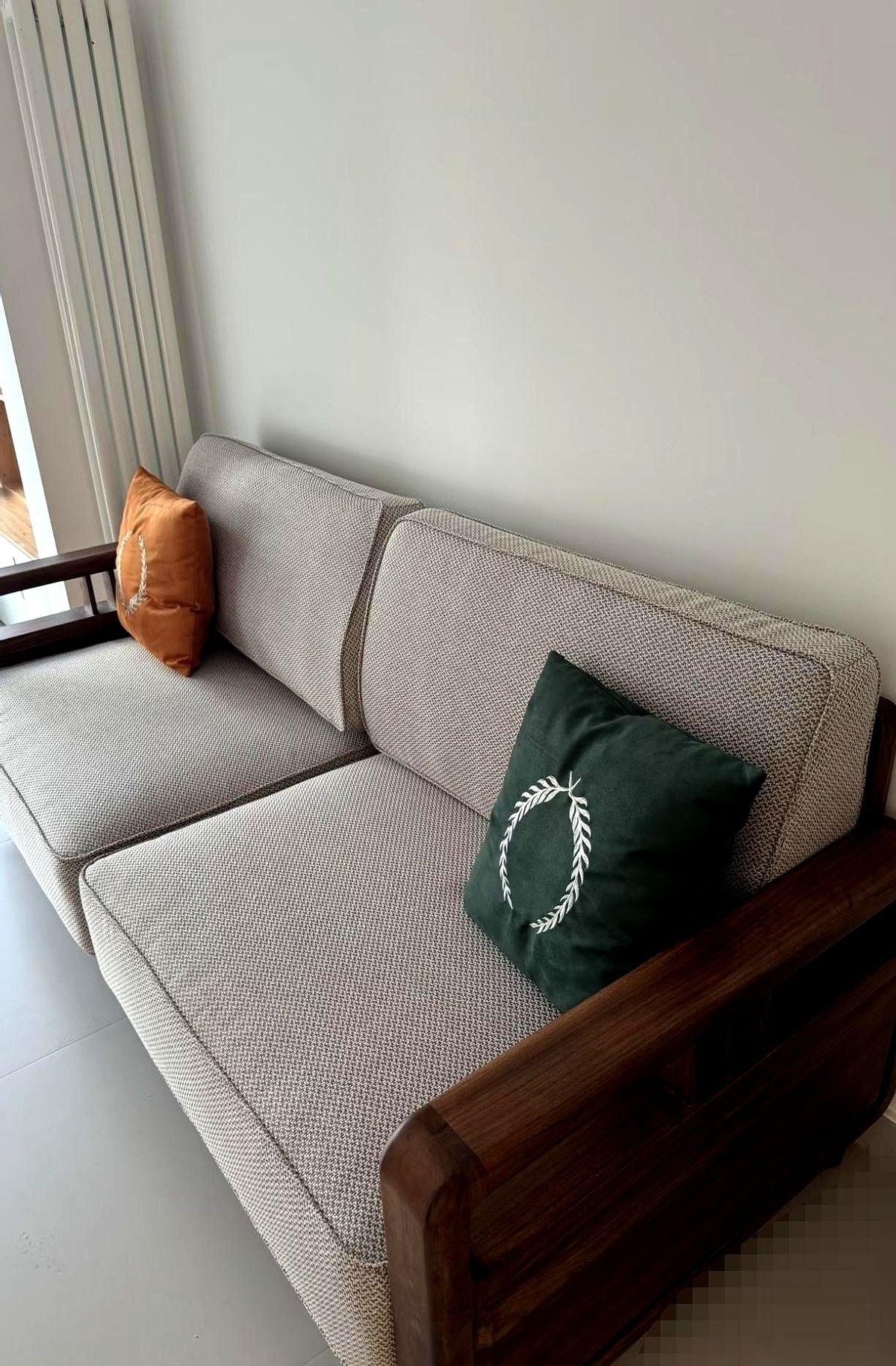 就为了一个沙发，20块钱，差点没跟老婆打起来。对门邻居搬家，一堆东西往外扔。我