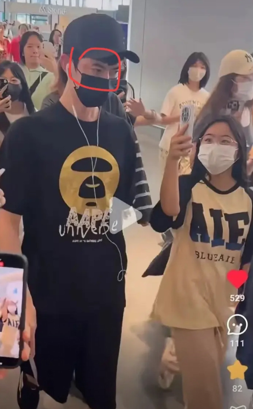 原来这些早就有迹象了，从于朦胧8月29号的微博和8月13号线下的照片，可以看到他