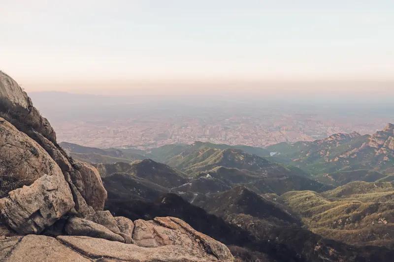 泰山不要门票爬不到售票处最近这个梗火遍全网，多少人被泰山狠狠上了一课！