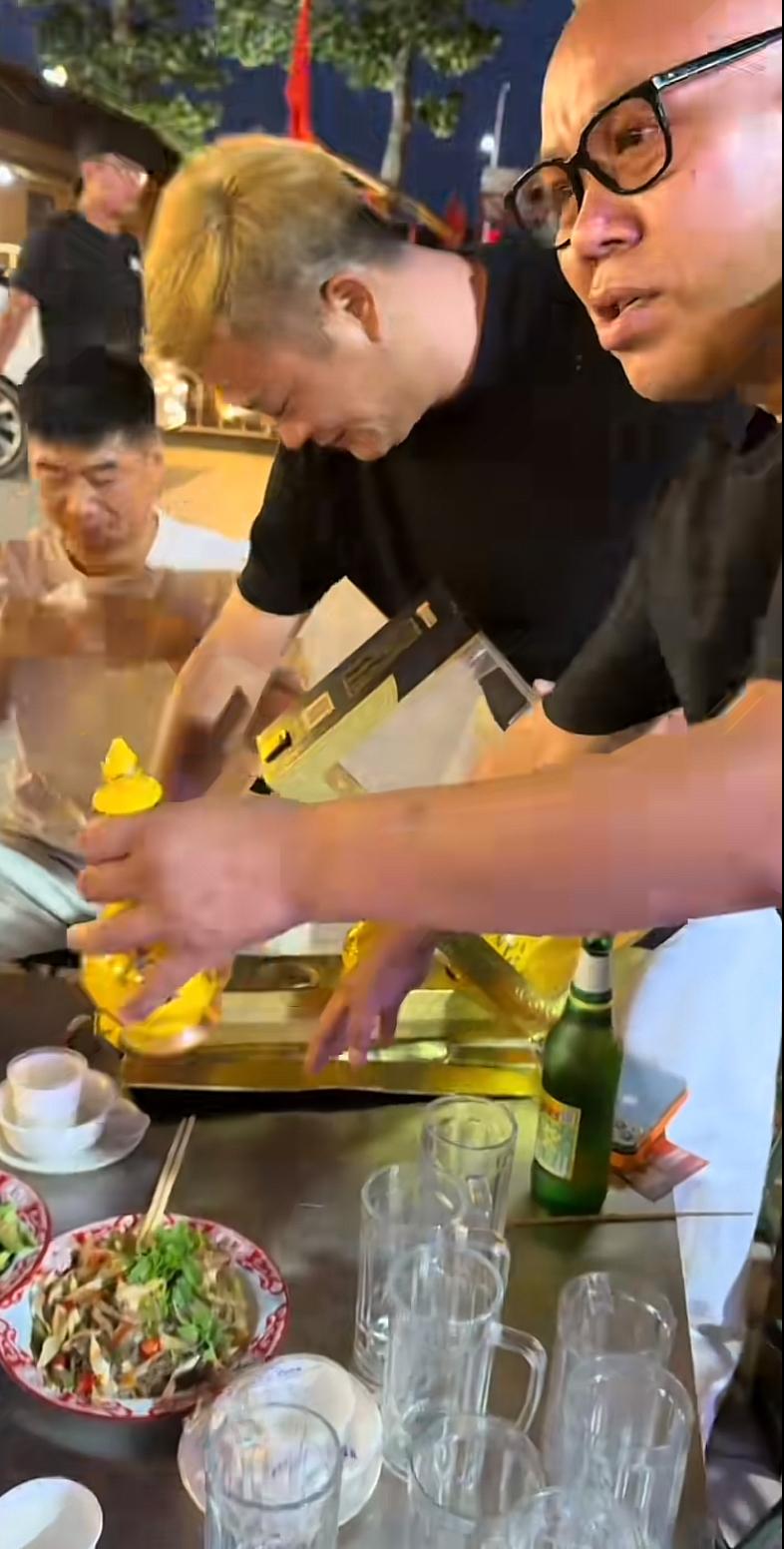 沛县团队小辫哥，不计成本，天天大吃大喝。他的大排档每天晚上大概十桌客人，其中足足