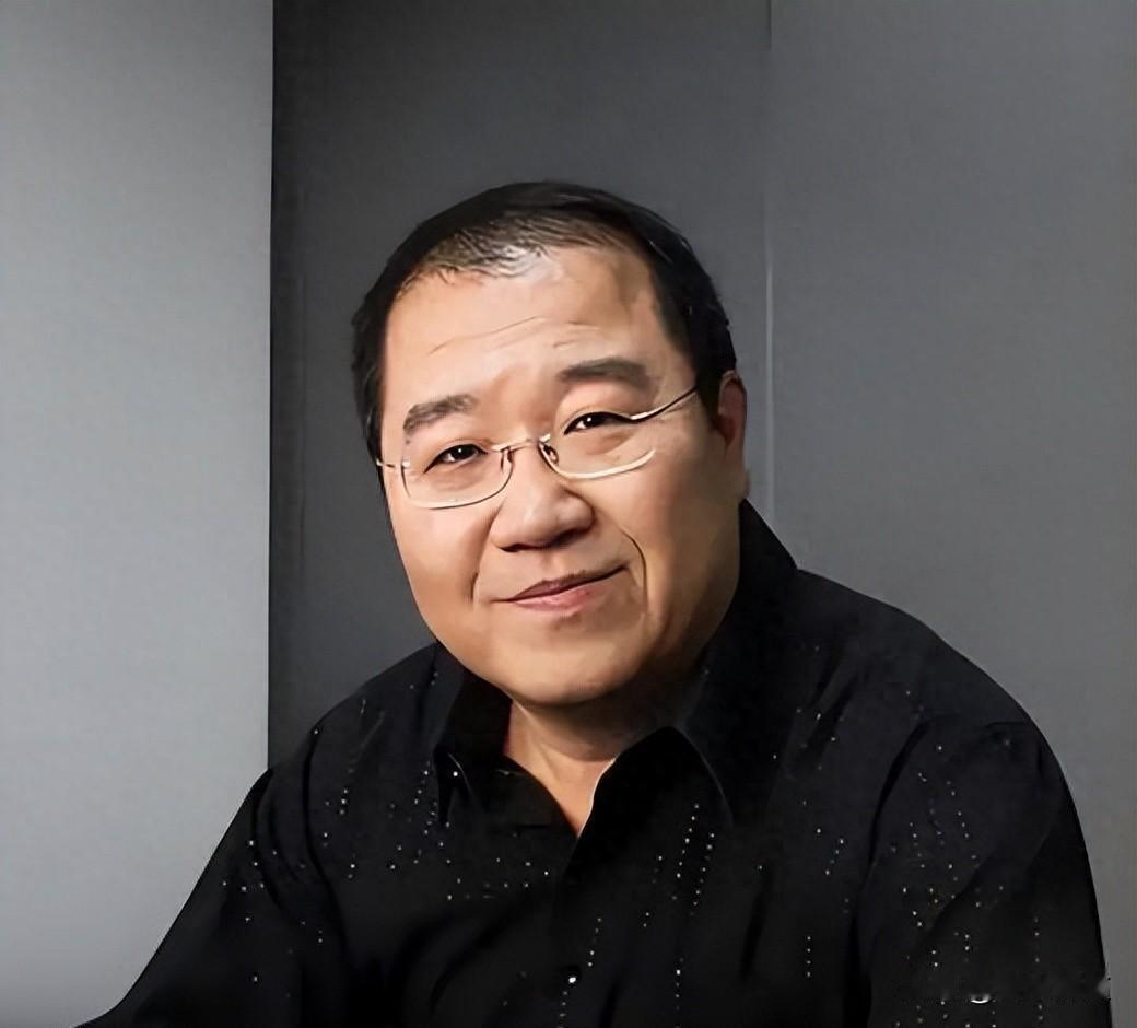 同样65岁，宋丹丹凭什么能挺直腰杆，英达却只能拄拐度日？前几天，有人在话剧剧场