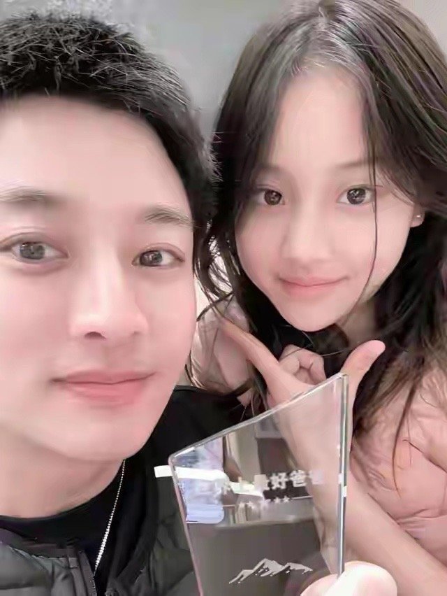 甜馨跟爸爸回老家过年，贾乃亮晒全家福，意外暴露拍照人