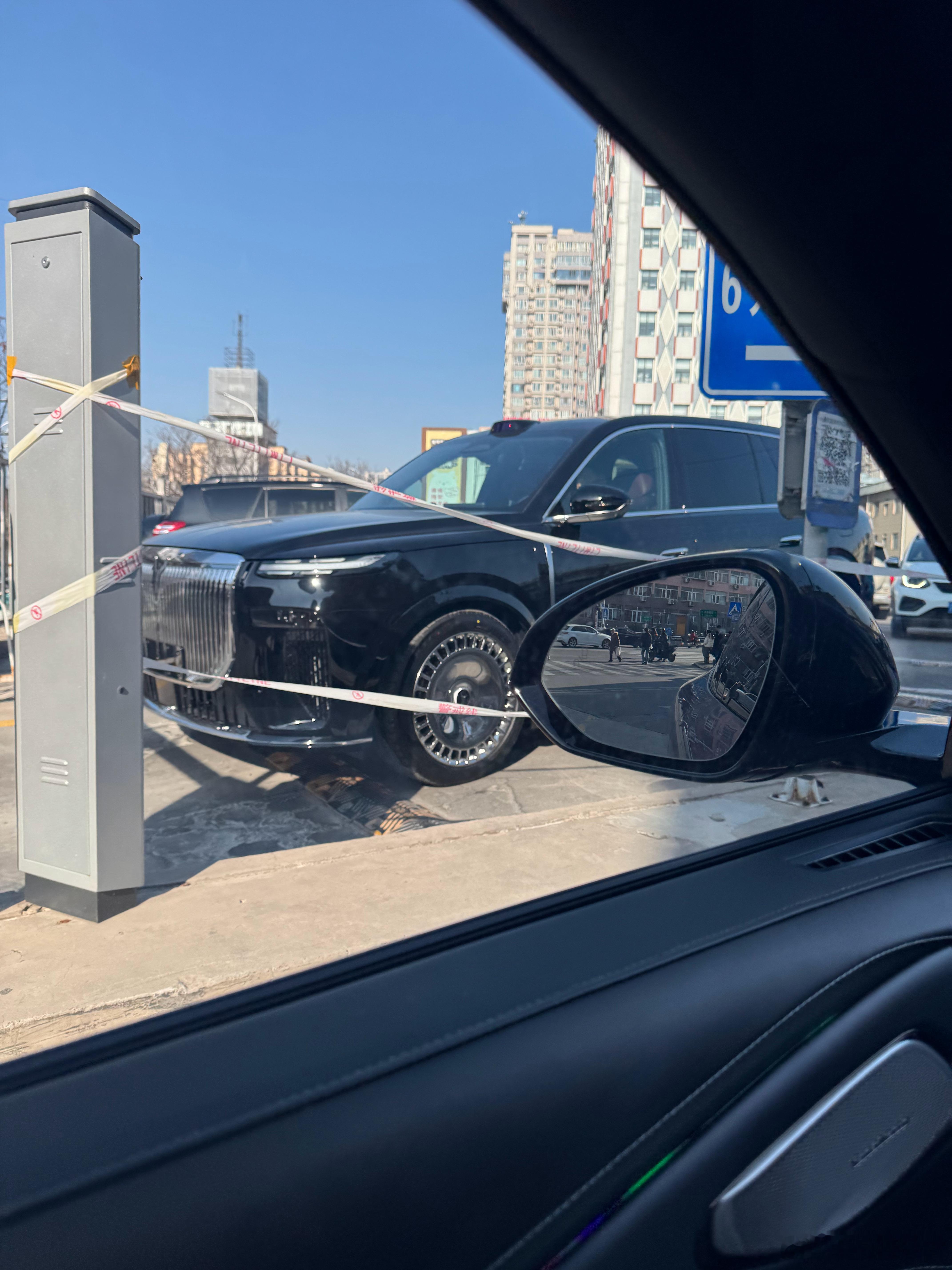 每次来通州万达，都能碰到点“狠货”。头一次路上见岚图泰山，气场很强，这个前脸绝对