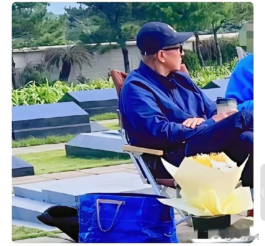 具俊晔真是绝了，把大S的墓地当成了另一个会客厅。原来具俊晔每天去大S墓地真不是