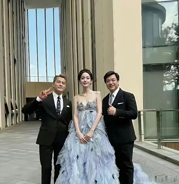 不怪郭富城忍不住跟她合照。作为一个女人,我都心动不已