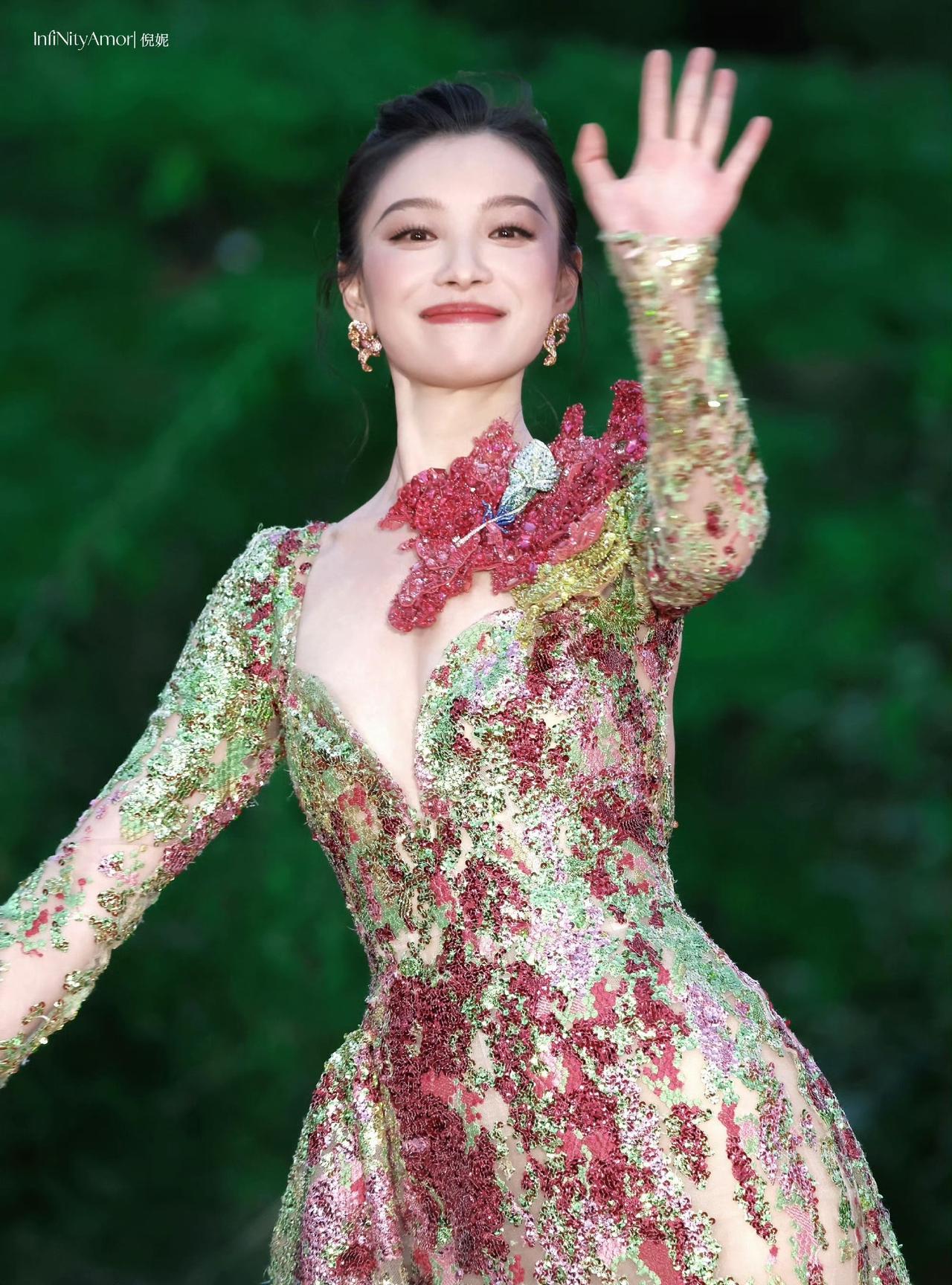 倪妮这条裙子真是绝了！谁搭的？简直天才！这颜色也太明媚了吧，穿上整个人在发光