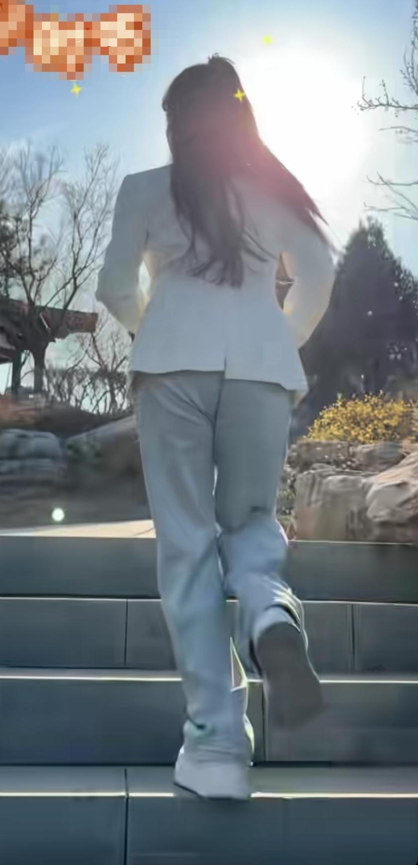 🌞穿着白色西装，迈步向前，迎接新的一天！