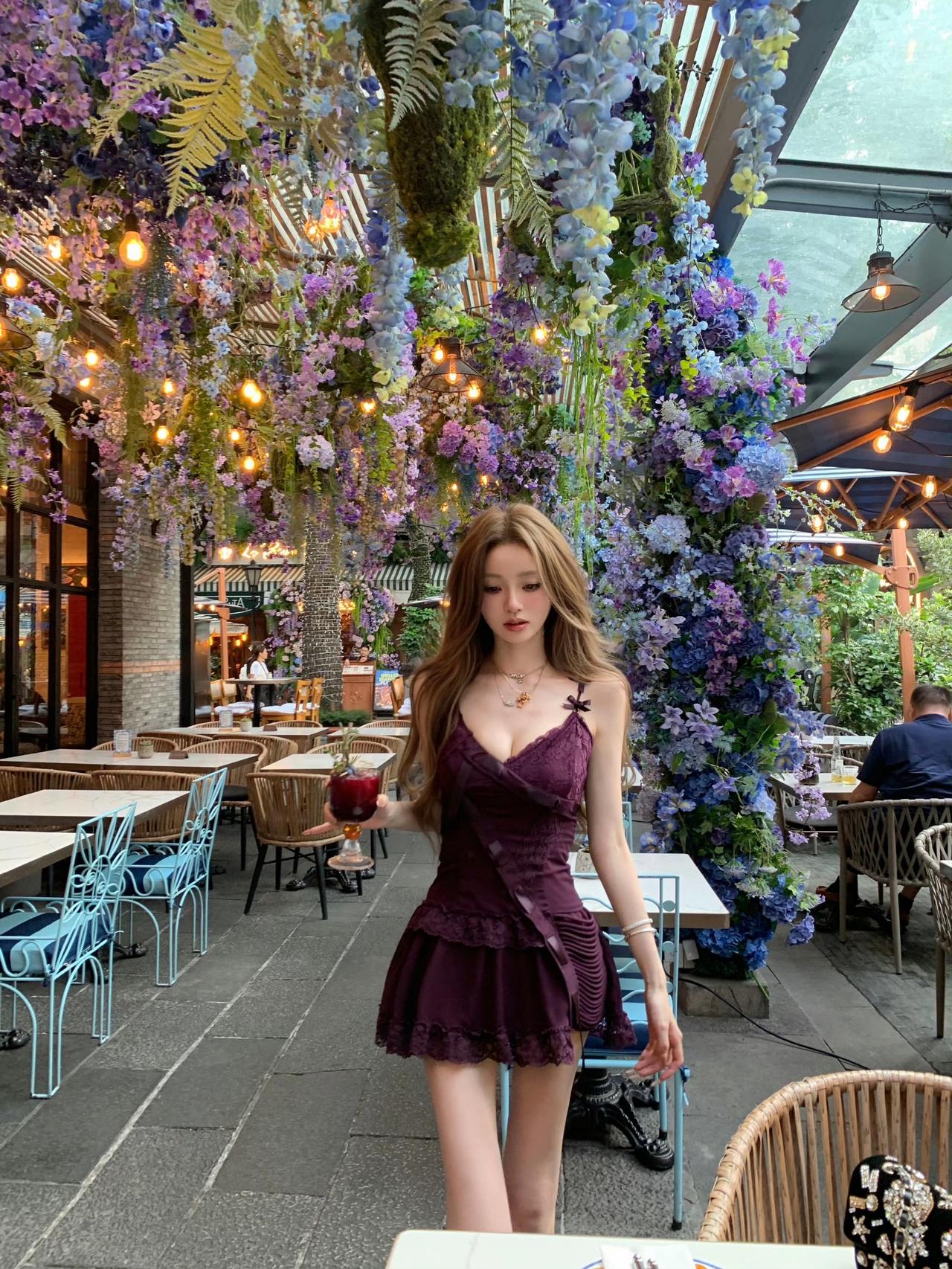 王思聪带五个女生巴黎逛卢浮宫，懒懒自顾自在香港晒营业美照，这两人的相处模式把网友