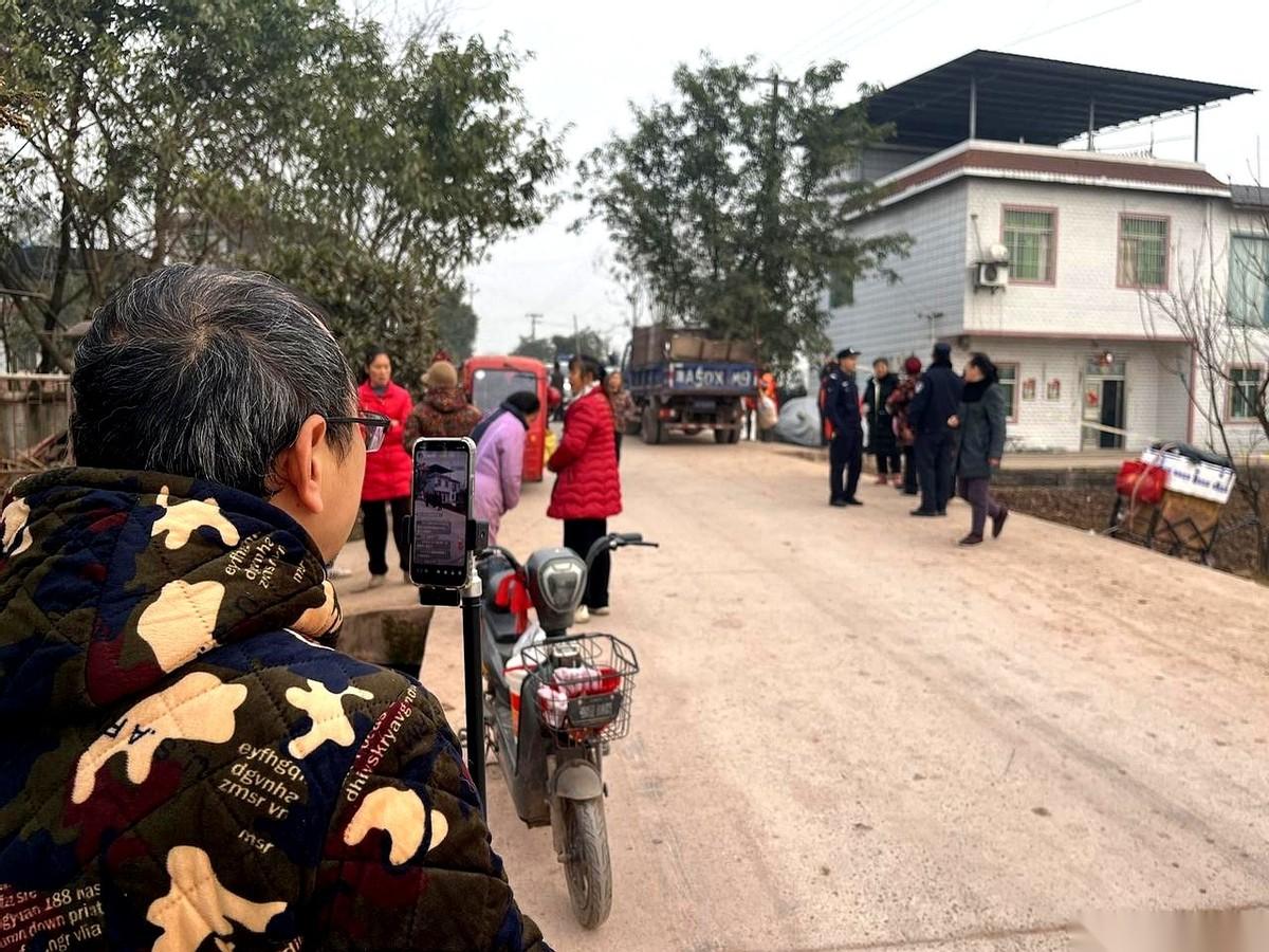 合川那个干部，一句话把天聊死了，也把实话聊透了：“我们想出圈，但我们更怕出事。