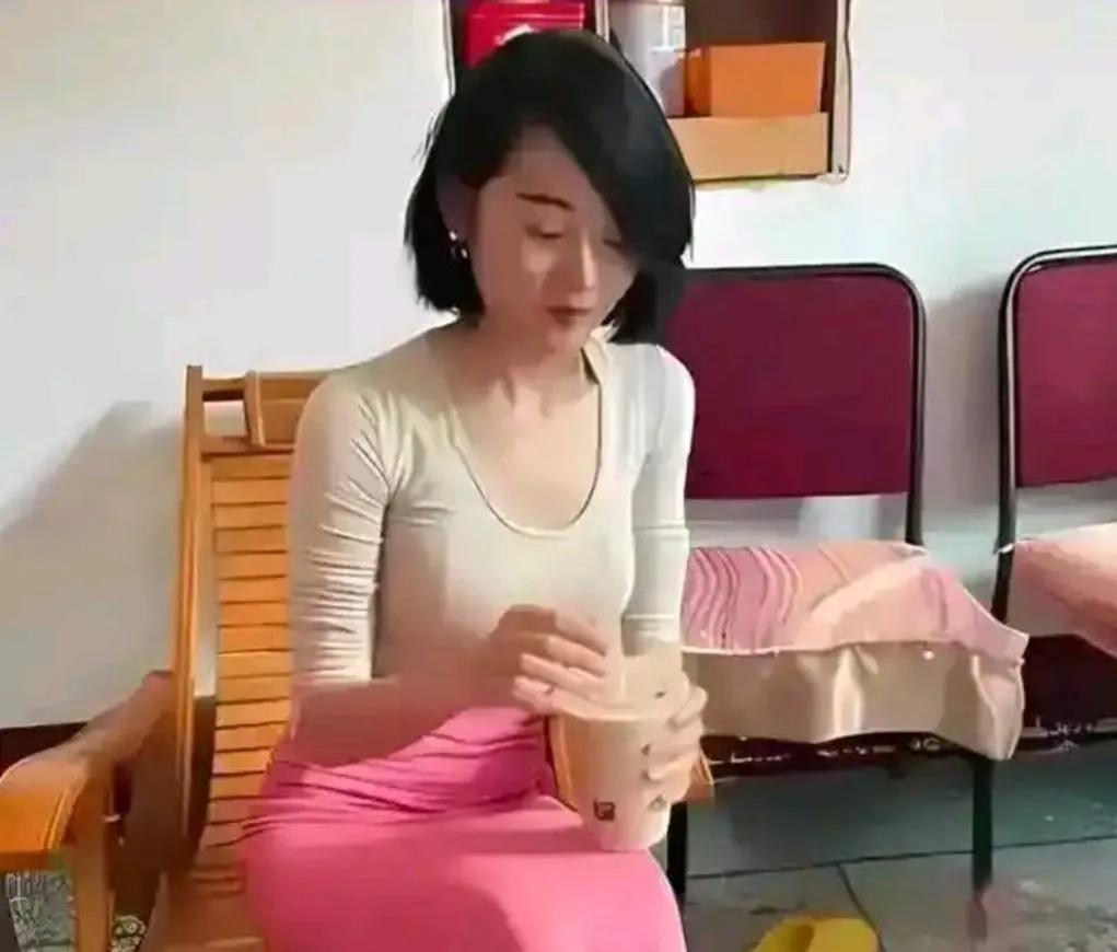 第一眼就沦陷了，就是喜欢的类型！但是有个女儿，怎么办？大家给出出主意！