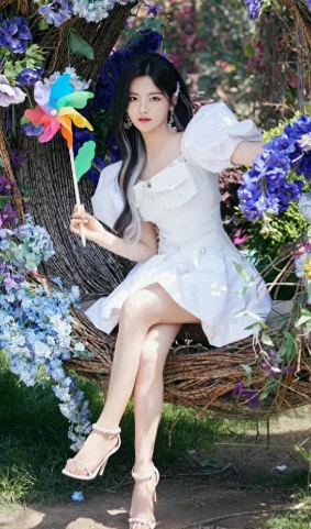 杨超越近照完美长腿太过白皙，高跟鞋很诱人