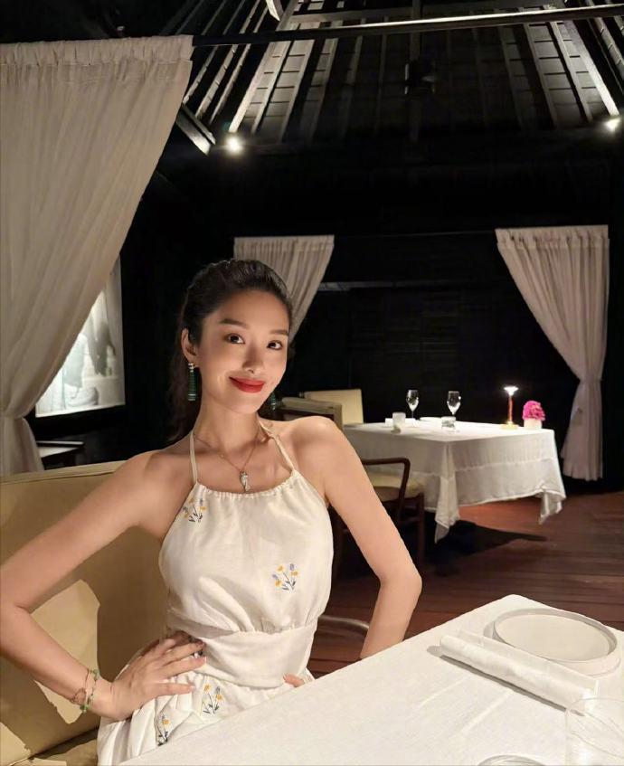 这才是，今天娱乐圈最大的瓜顶流女明星生下女儿，开心官宣了。9月20日，杨