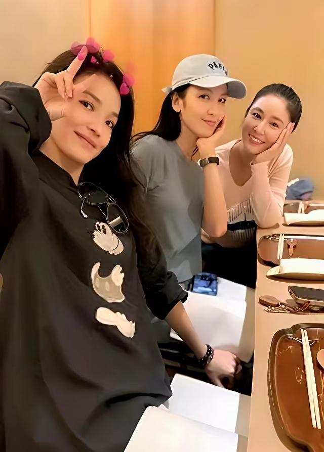 舒淇林熙蕾林心如三位女神合影其中，尚未生育的舒淇看上去最为年轻，她眼神明亮，活