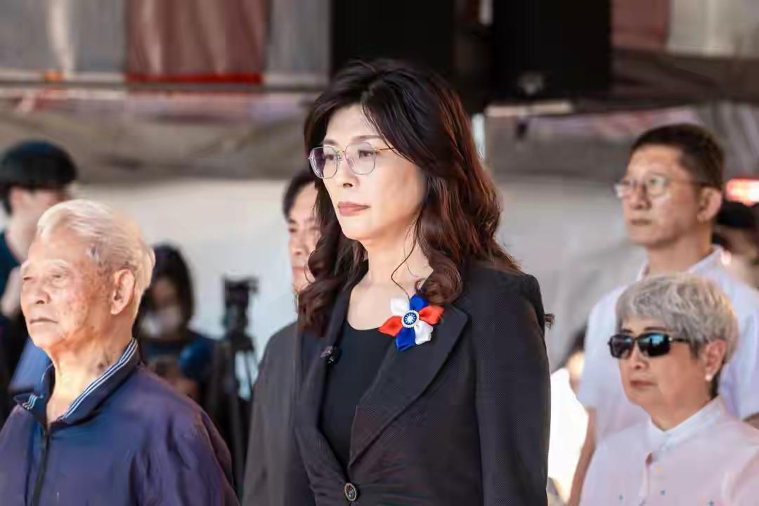 郑丽文为什么一定要参加马场町公园秋祭追思大会呢？因为这是她维护自己权威的向死而生