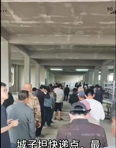 大连市城子坦镇，取个快递还得排长长的队城子坦是普兰店下辖的第三大城镇，它距离我